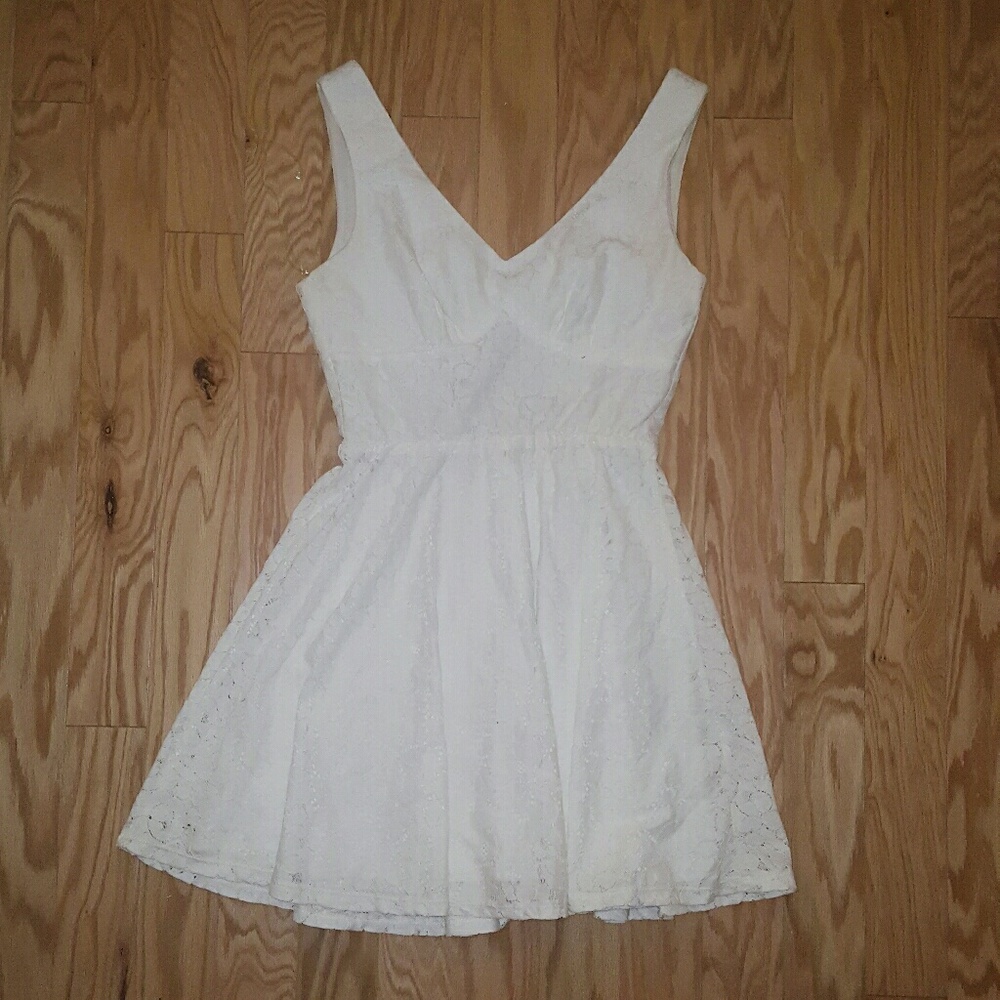 Adorable vintage white lace dress with open back